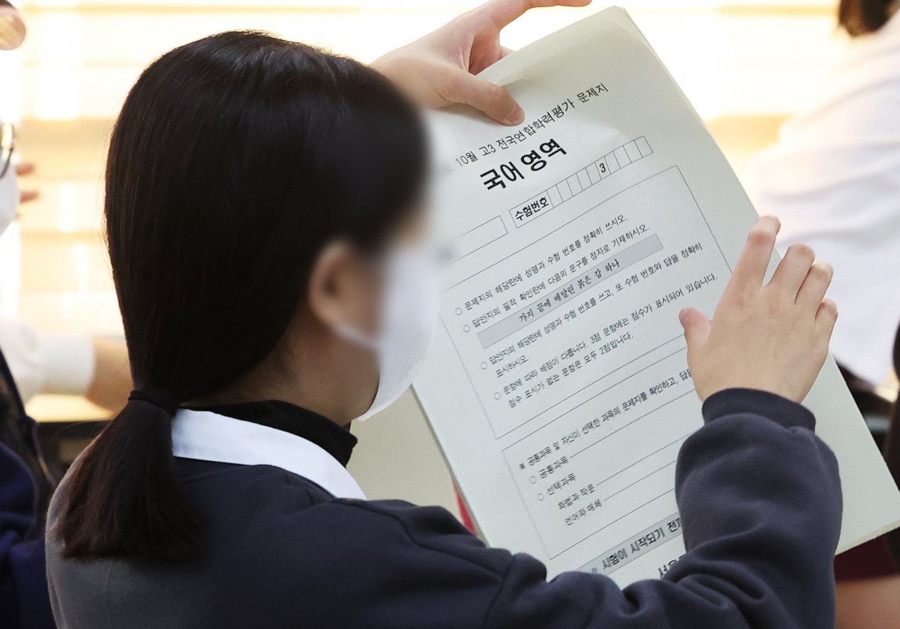 2022학년도 10월 고3 전국연합학력평가가 실시된 12일 오전 경기도 수원시 팔달구 수원여자고등학교 3학년 교실에서 학생들이 시험지를 받고 있다. [연합]