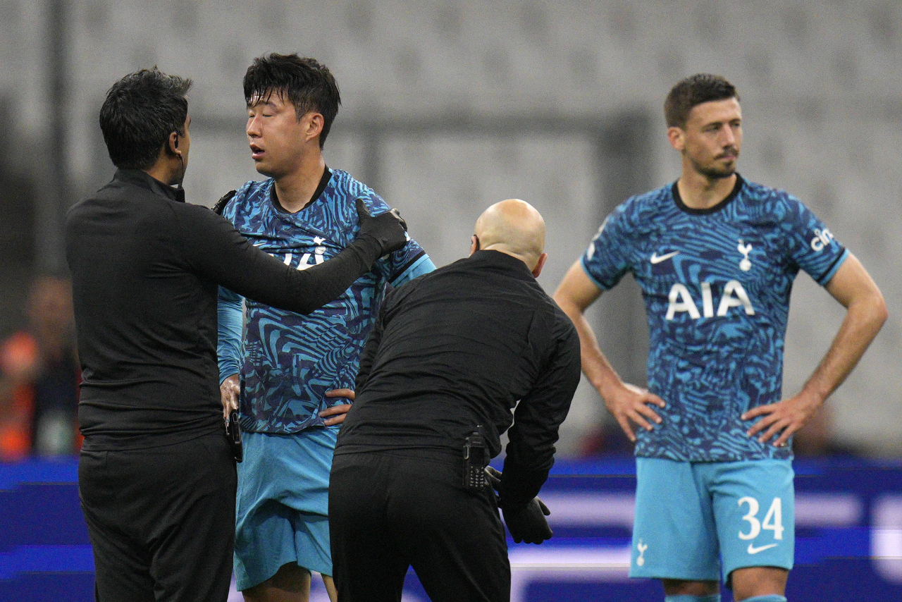 마르세유와의 유럽축구연맹(UEFA) 챔피언스리그(UCL) 경기에서 안면 부상을 당한 토트넘 공격수 손흥민(30) [AP]