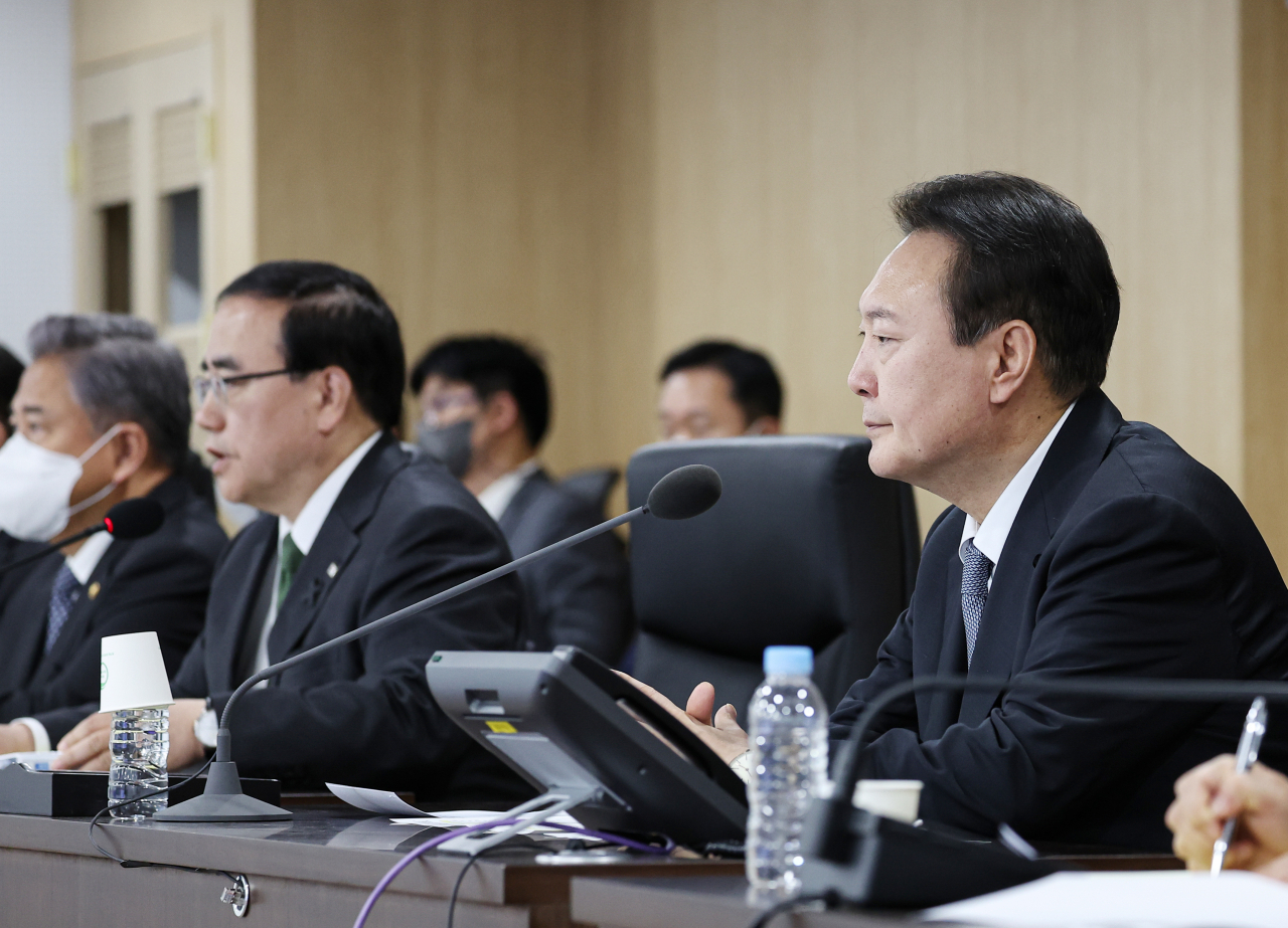 북한의 탄도미사일 발사 관련 윤석열 대통령이 3일 서울 용산 대통령실 청사 국가위기관리센터에서 열린 긴급 국가안전보장회의(NSC) 상임위원회에 참석, 상황보고를 받고 있다. [연합]