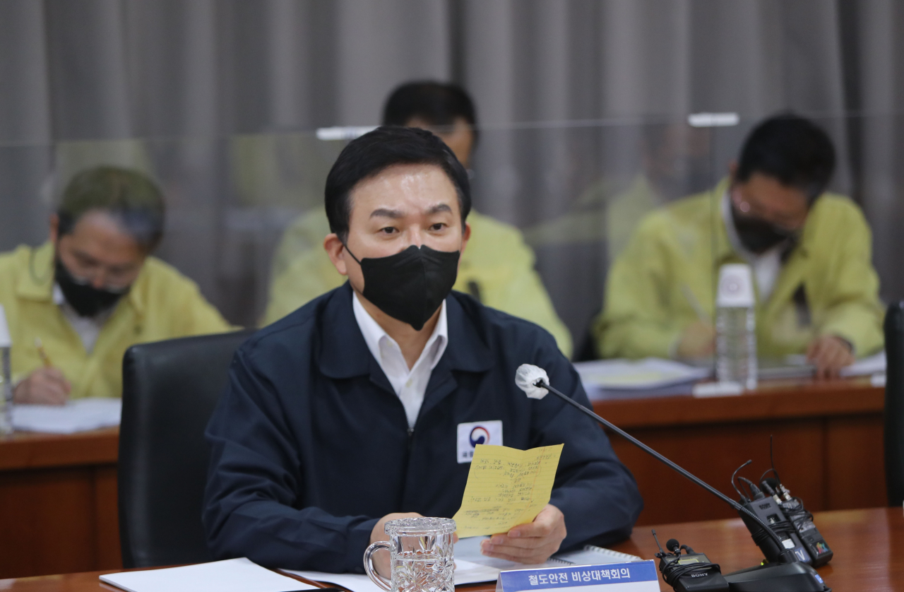 원희룡 국토교통부 장관이 3일 대전 한국철도공사 청사에서 열린 철도 안전 비상 대책 회의에 참석해 출퇴근 시간대 지하철 과밀 현상 대책을 마련해야 한다고 주문하고 있다.[연합]