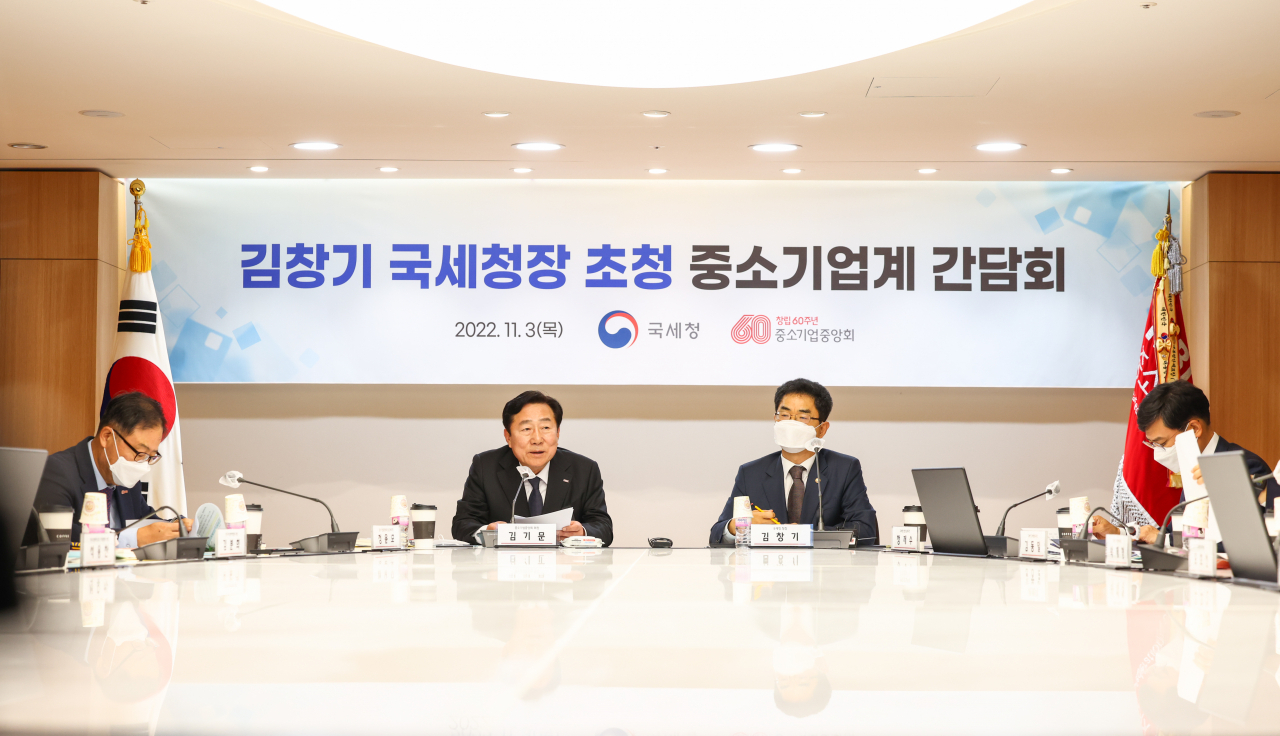 김기문(왼쪽 두번째) 중소기업중앙회장과 김창기(왼쪽 세번째) 국세청장이 3일 서울 여의도 중소기업중앙회에서 간담회를 가졌다. [중기중앙회 제공]