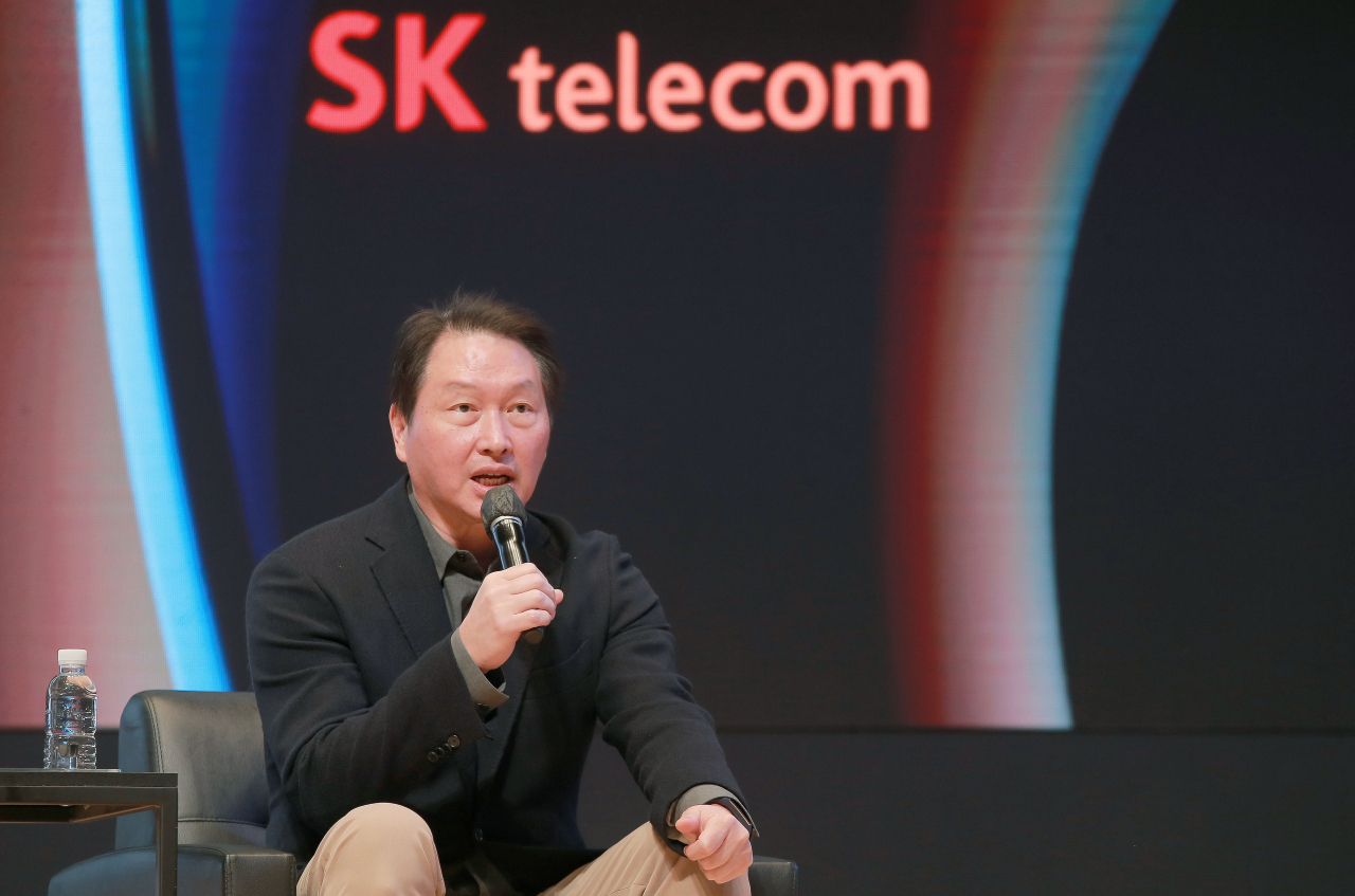 최태원 SK그룹 회장이 3일 서울 코엑스에서 스파크랩 주최로 열린 데모데이 행사에서 토크콘서트를 하고 있다. [스파크랩 제공]