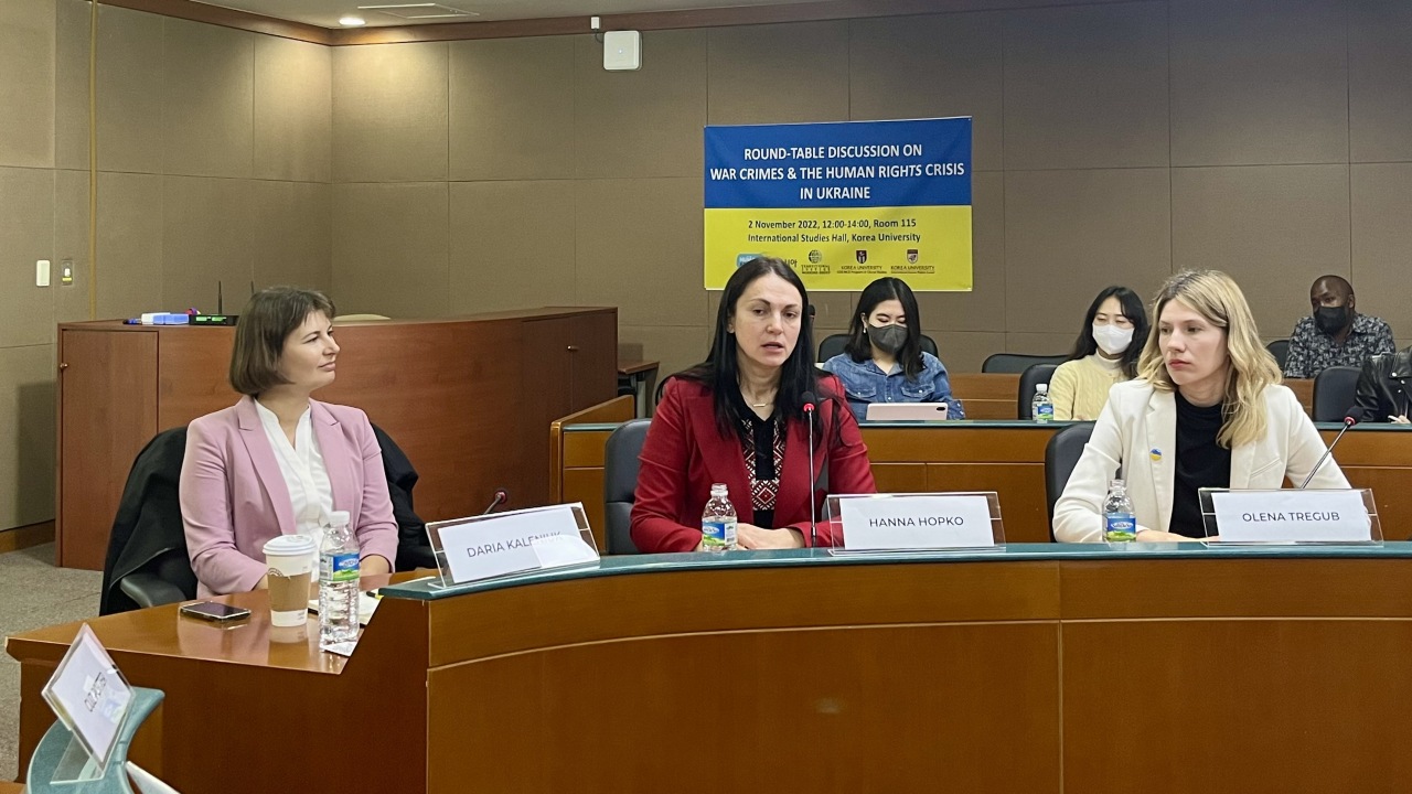 Ukrainian activists speak at a roundtable discussion arranged by Human Asia and the Transitional Justice Working Group on Wednesday in Seoul. From left, Daria Kaleniuk, co-founder and executive director of the Anti-Corruption Action Center; Hanna Hopko, the former head of the Ukrainian Parliament’s foreign affairs Committee; and Olena Tregub, the international assistance coordination director at Ukraine’s Ministry of Economic Development and Trade. (Kim Arin/The Korea Herald)