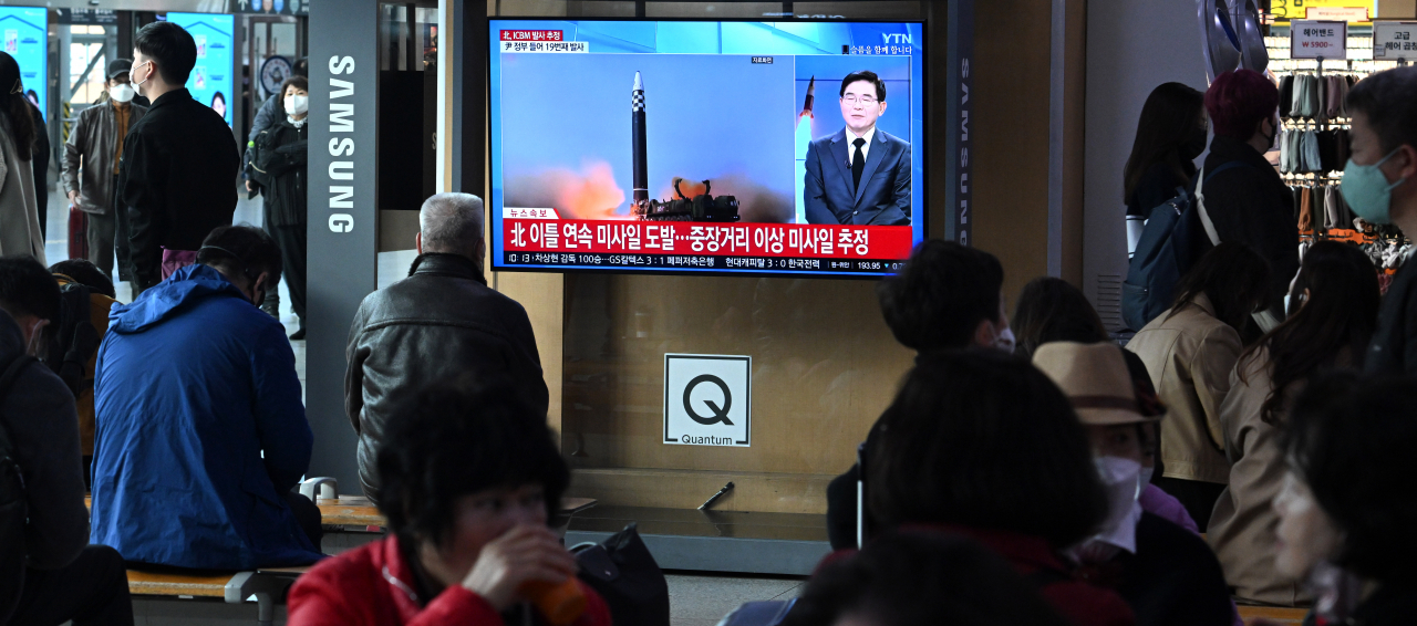 3일 북한이 대륙간탄도미사일(ICBM)로 추정되는 북한의 장거리 탄도미사일 1발과 단거리 탄도미사일 2발을 동해상으로 발사한 가운데 서울 용산구 서울역 대합실에서 시민들이 관련 뉴스를 살펴보고 있다. 임세준 기자