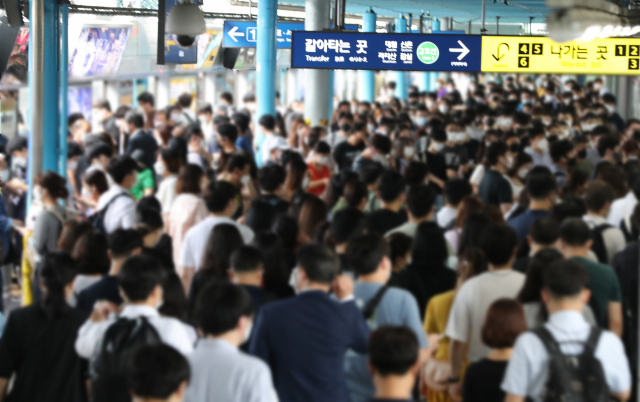 혼잡한 환승구간…폰 보며 뛰는 승객들…이태원 참사에도 잘 안 보이는 '안전관리' - 헤럴드경제