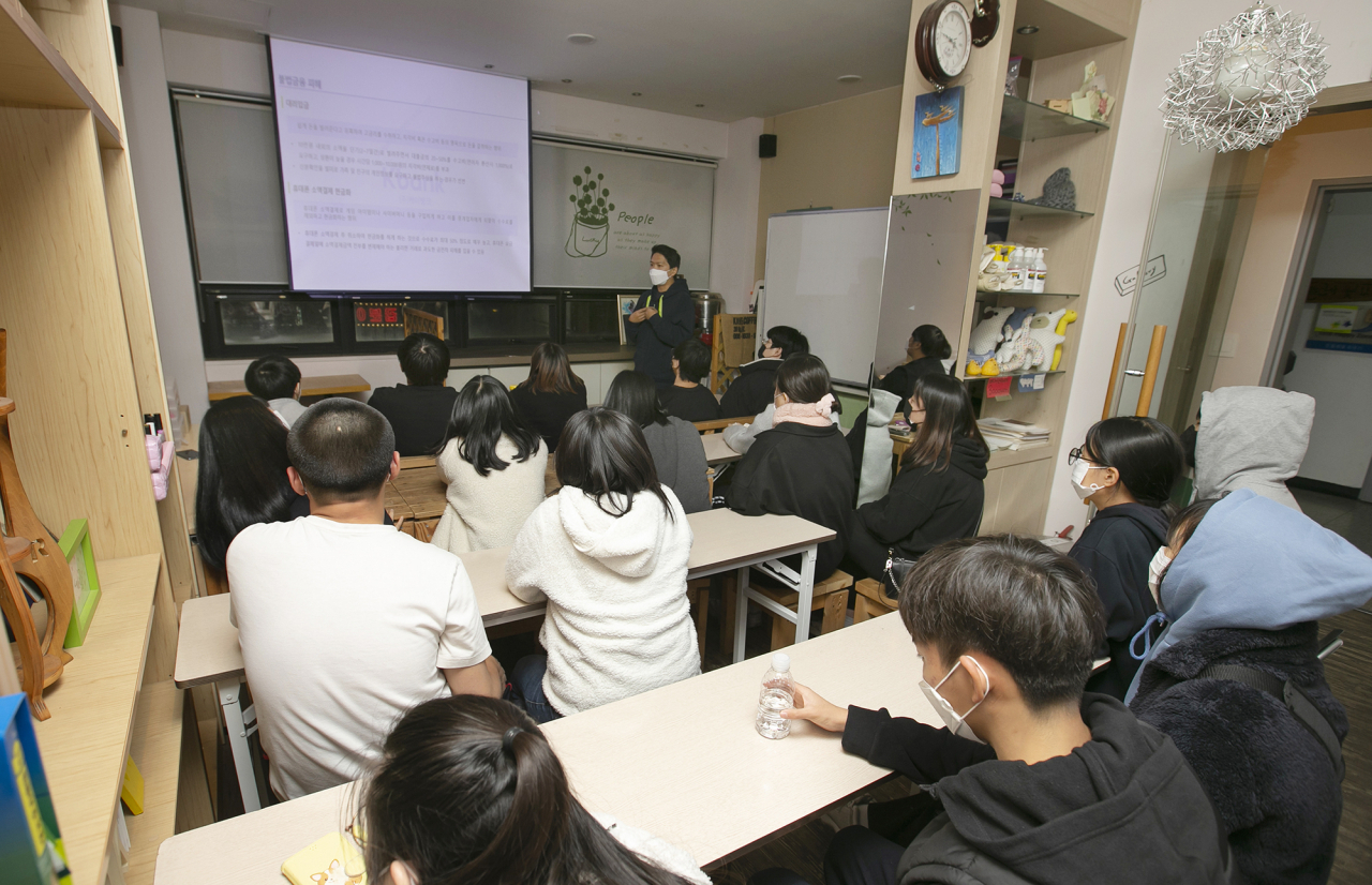 지난 2일 경기 하남시 민들레꽃피우기 지역아동센터에서 케이뱅크 직원이 청소년들을 대상으로 금융교육을 진행하고 있다.[케이뱅크 제공]