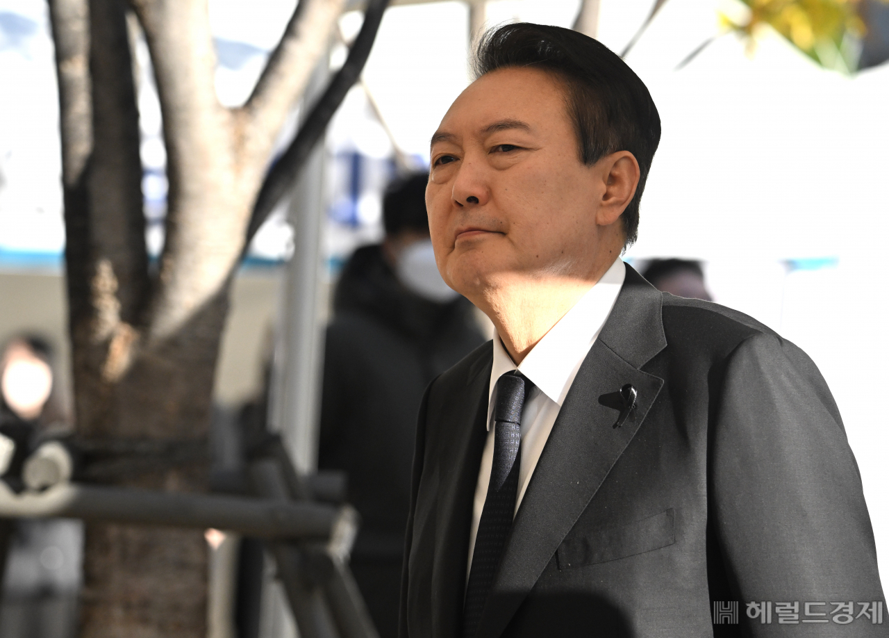 윤석열 대통령이 4일 오전 서울 중구 서울광장에 마련된 합동분향소에서 조문을 마친 뒤 이동하고 있다. 임세준 기자