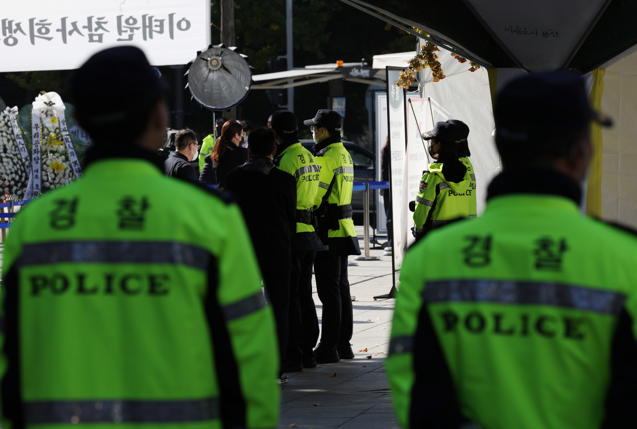 지난 2일 용산구 녹사평역 인근에 마련된 이태원 핼러윈데이 압사 사고 희생자 합동 분향소 앞에 경찰들이 경계근무를 서고 있다. [연합]