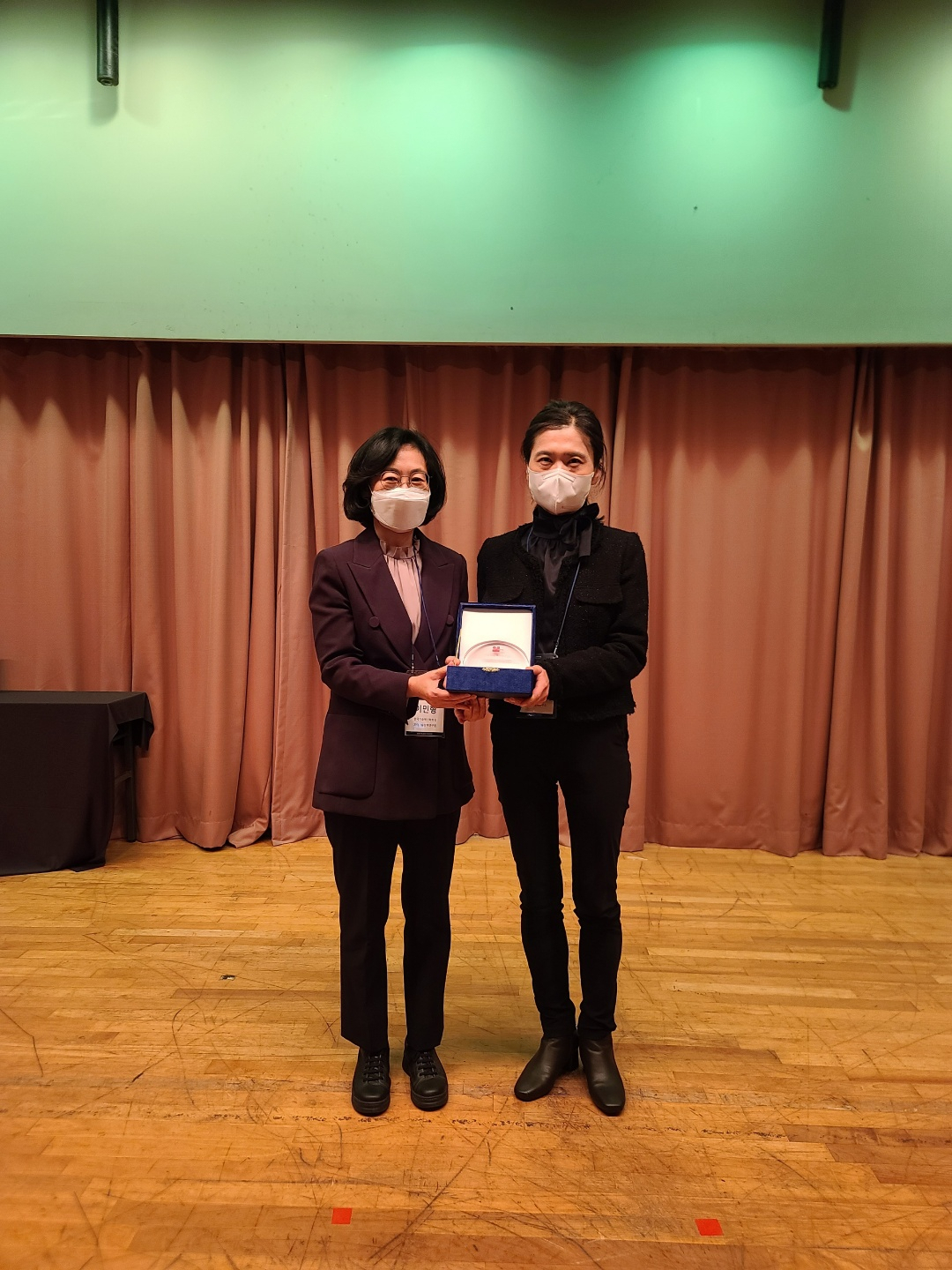 이민형(왼쪽) 한국기술혁신학회장과 김인숙 안전성평가연구소 바이오헬스혁신성장지원센터장이 기념촬영을 하고 있다.[안전성평가연구소 제공]