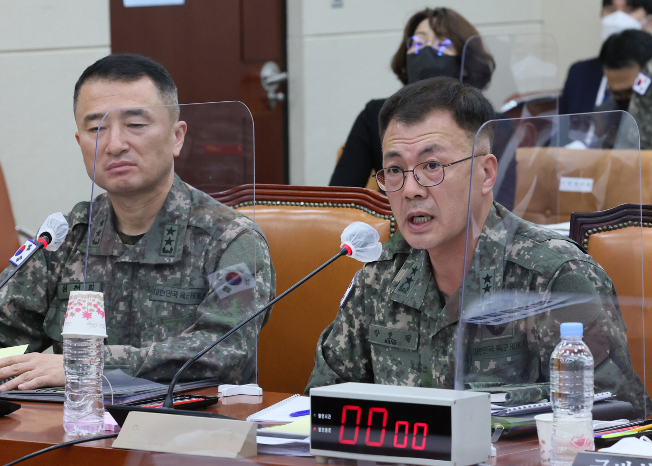 강호필 합동참모본부 작전부장이 4일 오전 국회에서 열린 국방위원회 전체회의에서 북한 미사일 도발과 관련된 현안 질의에 답변하고 있다. 왼쪽은 원천희 합동참모본부 정보부장. [연합]