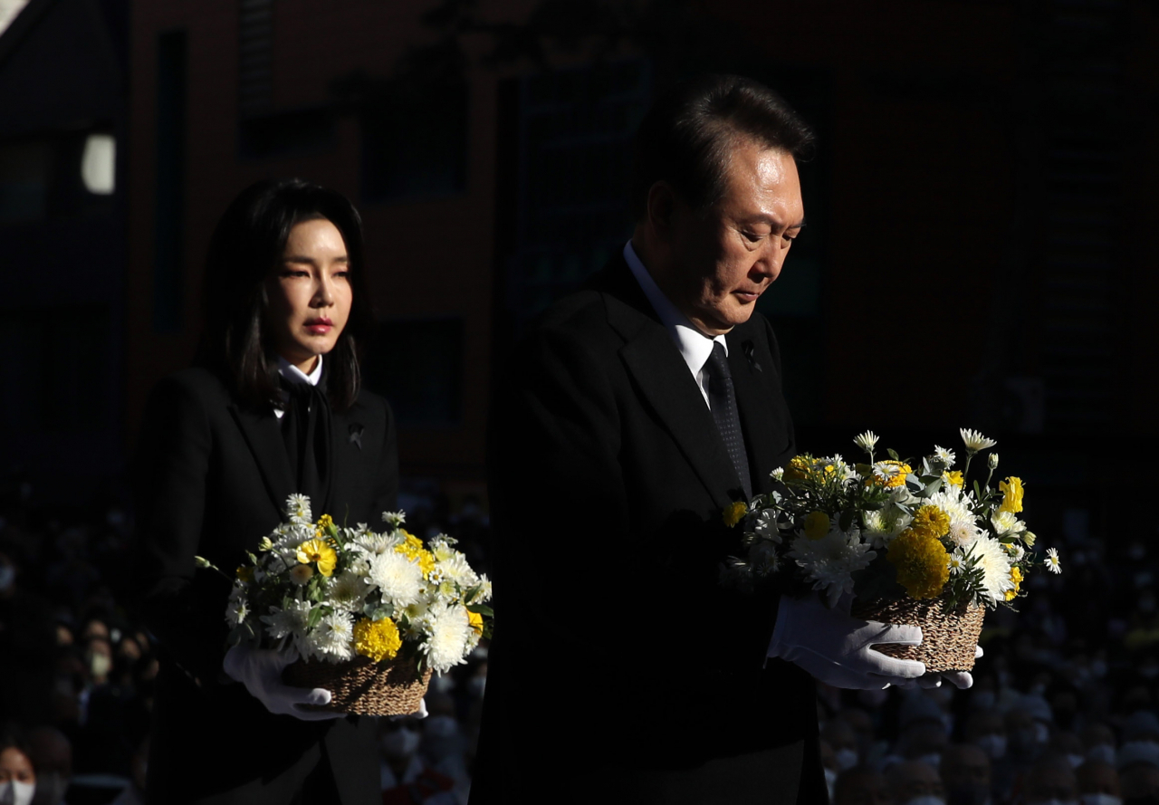 윤석열 대통령과 김건희 여사가 4일 오후 서울 종로구 조계사에서 열린 '이태원 참사 희생영가 추모 위령법회'에 참석, 헌화하고 있다. [연합]