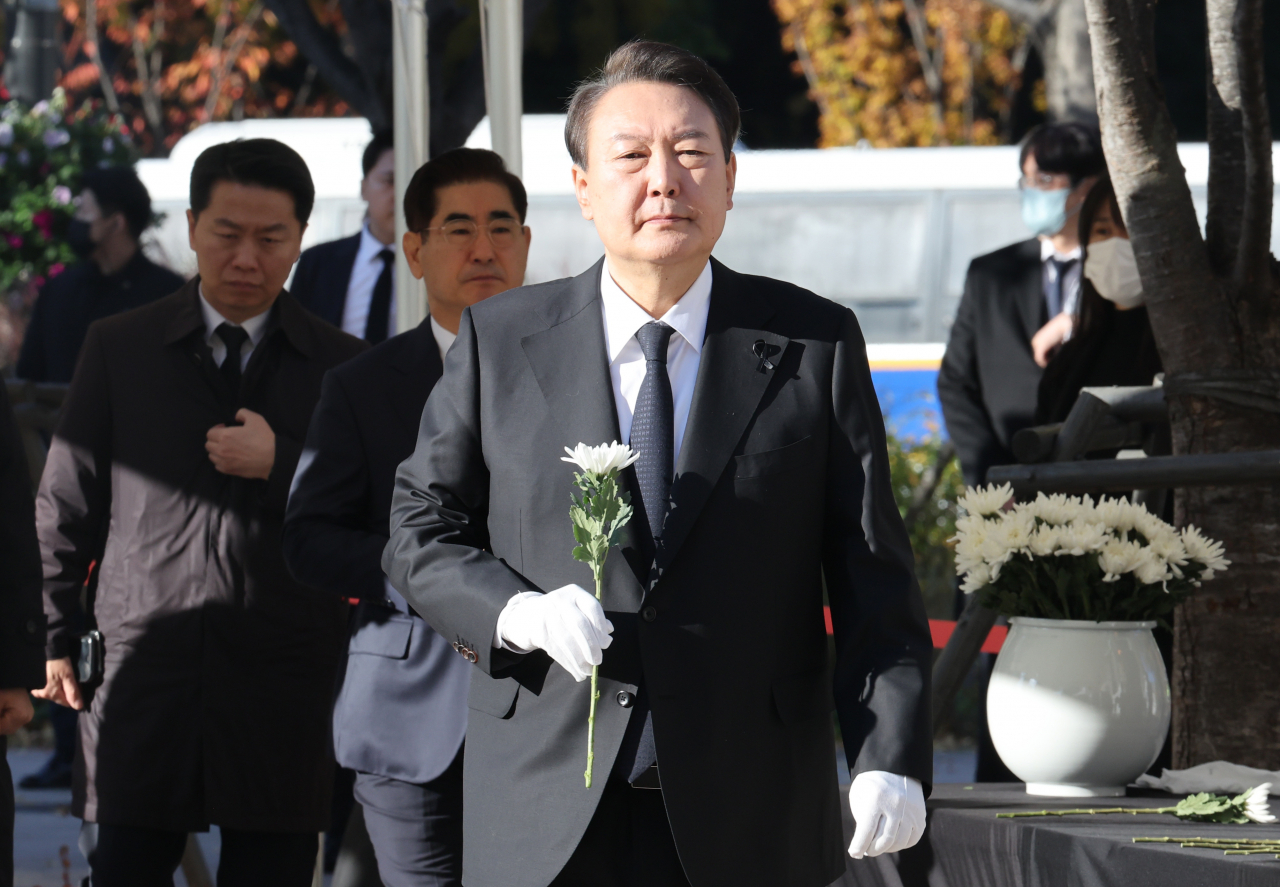윤석열 대통령이 4일 오전 서울광장에 마련된 이태원 사고 사망자 합동분향소를 방문, 헌화를 위해 이동하고 있다. [연합]