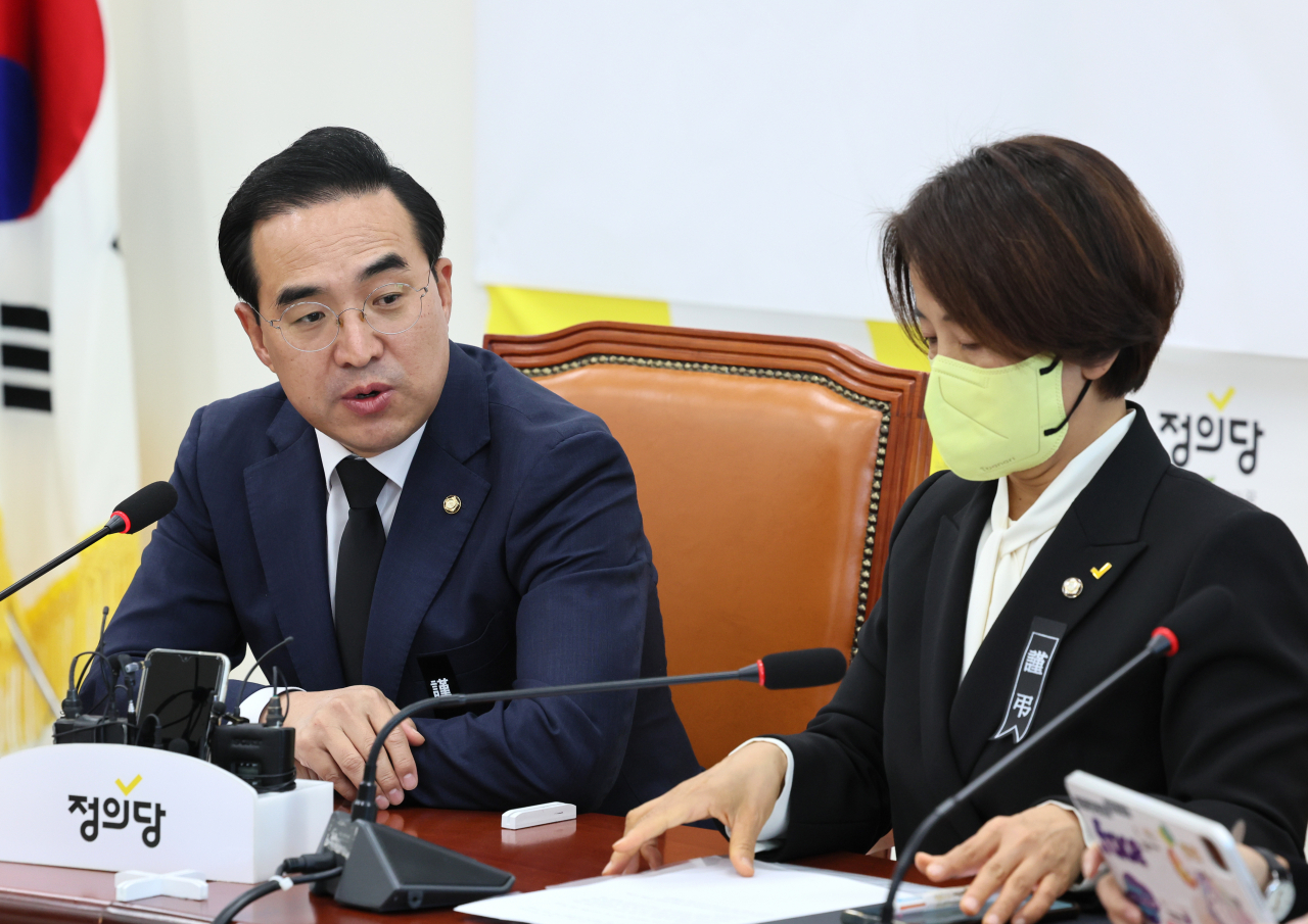 더불어민주당 박홍근 원내대표가 4일 오전 국회 정의당 이은주 원내대표를 예방, 발언하고 있다. [연합]