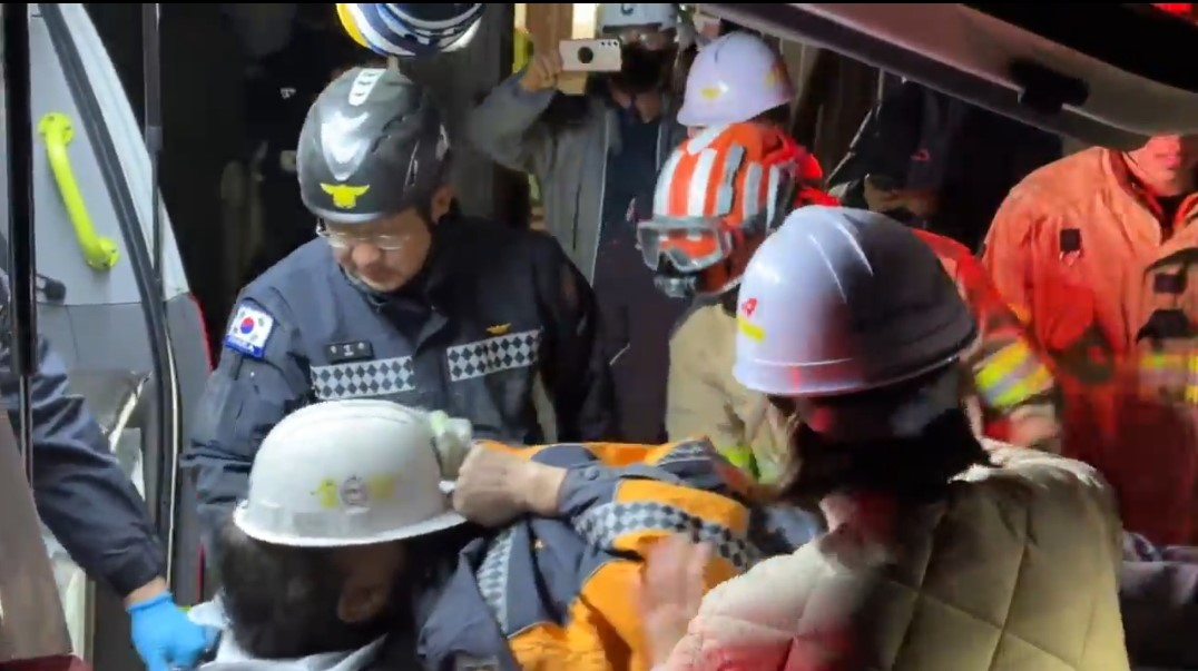 경북 봉화군 아연 채굴 광산 매몰사고로 고립됐던 작업자들이 안동병원으로 이송되고 있다.[경북소방본부 제공]