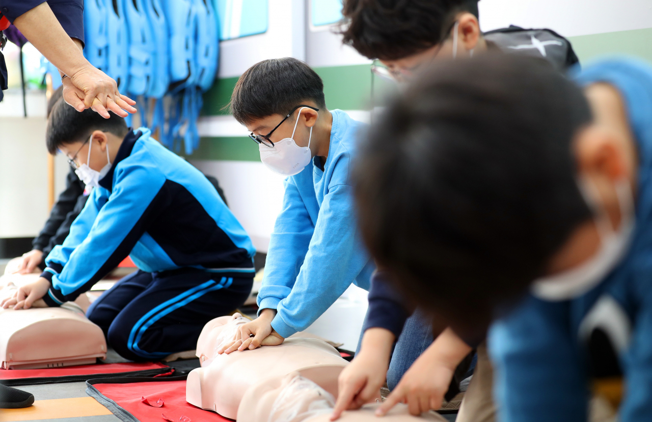1일 대구 달서구 성지초등학교 내 안전 체험 교실에서 2학년 학생들이 심폐소생술(CPR) 교육을 받고 있다. [연합]