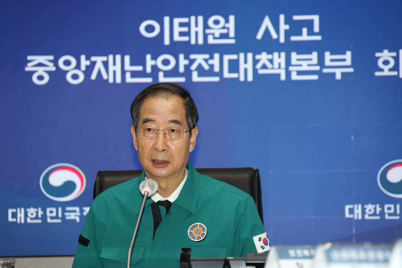 한덕수 국무총리가 5일 정부서울청사 중앙재난안전대책본부 상황실에서 이태원 사고 중대본 회의를 주재하며 발언하고 있다. [연합]