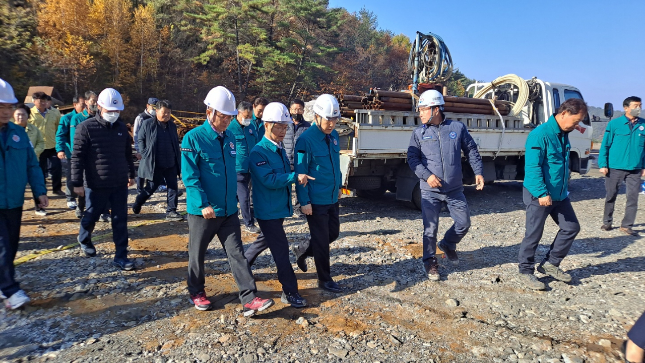 이정식 고용노동부 장관(가운데)은 지난 2일 경북 봉화 광산 갱도 붕괴 사고 구조현장을 찾아 “중대재해처벌법 적용 여부에 앞서 지금은 구조가 시급한 상황”이라고 강조했다. [고용노동부 제공]