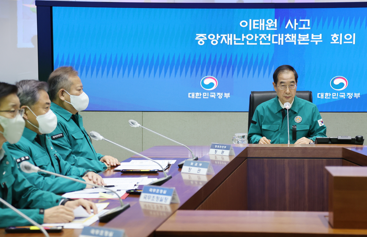 한덕수 국무총리가 5일 정부서울청사 중앙재난안전대책본부 상황실에서 이태원 사고 중대본 회의를 주재하며 발언하고 있다. [연합]