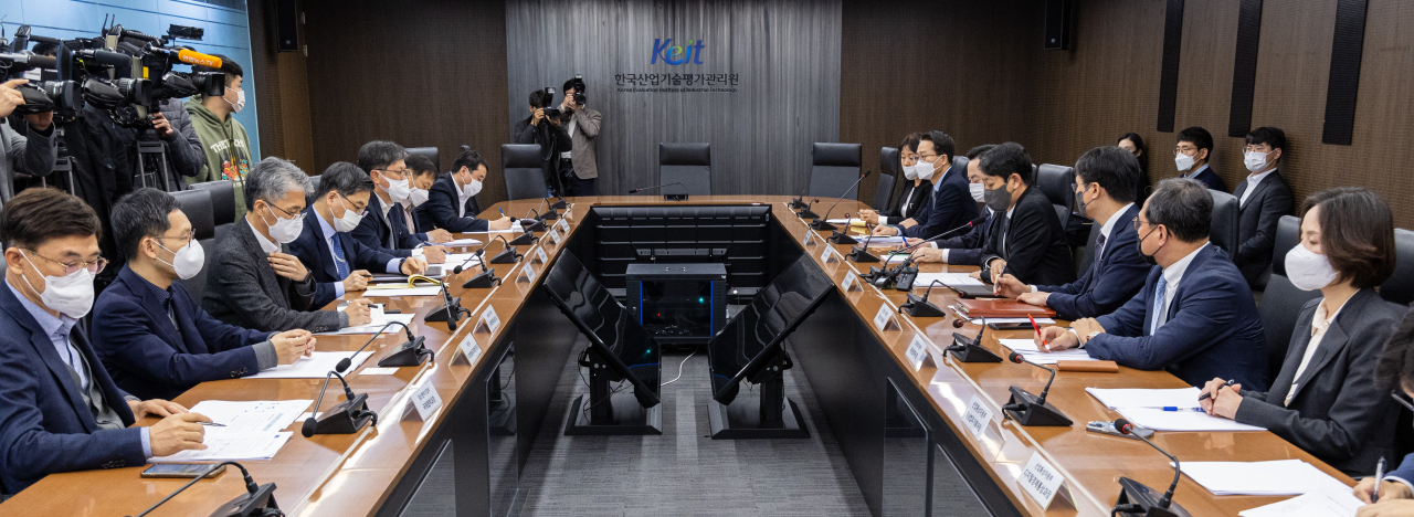 안덕근 산업통상자원부 통상교섭본부장(오른쪽 줄 앞에서 네 번째)이 2일 오전 서울 중구 대한상의 내 한국산업기술평가관리원에서 열린 제30차 통상추진위원회 겸 4차 IRA(미국 인플레이션 감축 대책법) 정부합동대책반 회의에 입장하고 있다. [연합]
