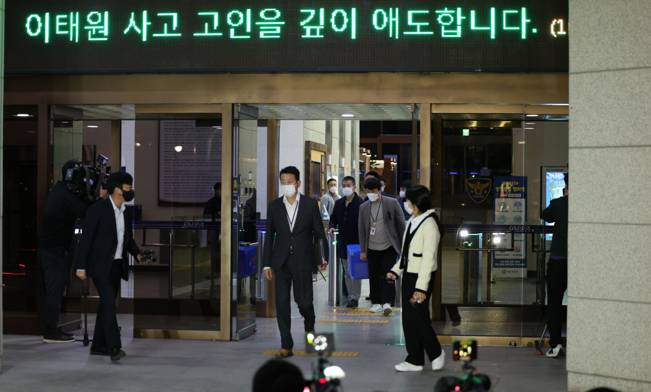 '이태원 참사' 부실 대응을 수사하는 경찰청 특별수사본부(특수본)가 지난 2일 오후 종로구 서울경찰청에서 압수수색을 마치고 압수품을 옮기고 있다. [연합]