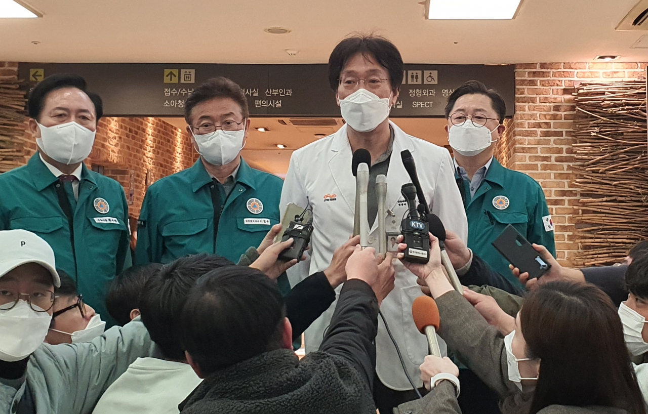 방종효 안동병원 신장내과장이 5일 이 병원 1층에서 언론 브리핑을 열고 경북 봉화군 아연 채굴 광산에서 매몰됐다가 구조된 광부 2명의 건강 상태를 설명하고 있다. [연합]