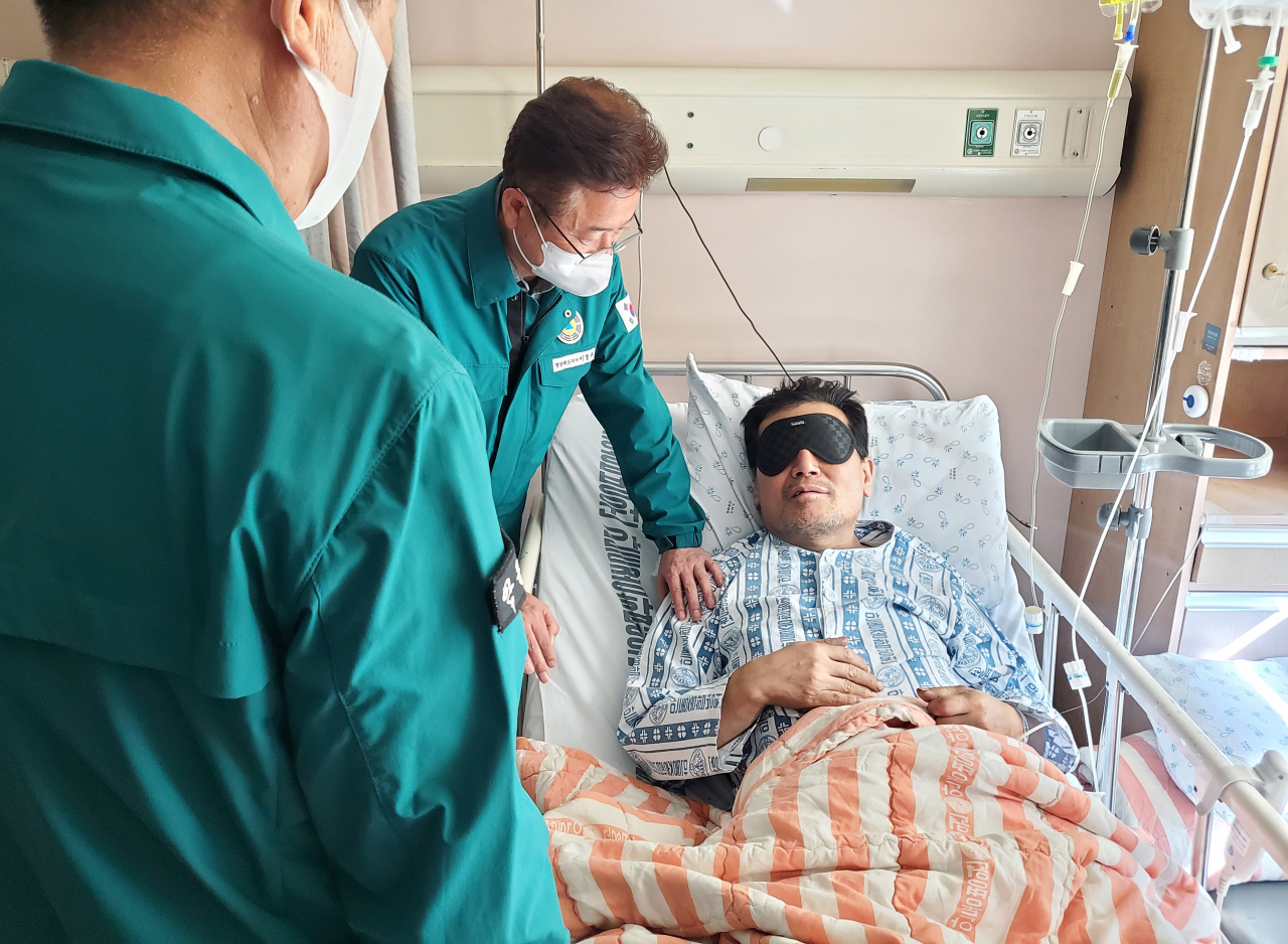 경북 봉화군의 한 광산에서 열흘간 고립됐다 구조된 작업반장 박모 씨가 5일 경북 안동시 안동병원에서 이철우 경북지사를 만나고 있다. [연합]