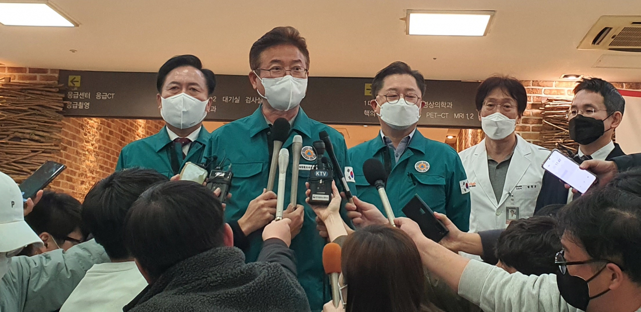 이철우 경북도지사가 5일 경북 봉화 매몰 광산에서 구조된 광부 2명을 면회한 뒤 취재진에게 건강 상태 등을 설명하고 있다. 이 지사는 "고립된 분들이 버텨냈고 현장에 있는 분들이 24시간 쉬지 않고 구조해 무사히 돌아오셨다"고 말했다. [얀합]