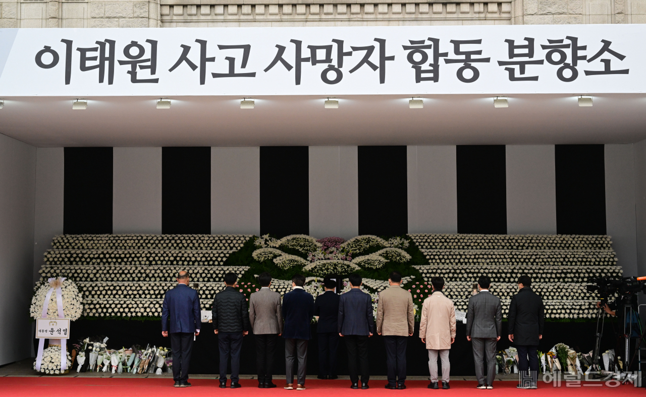 지난 1일 시민들이 서울광장에 마련된 이태원 사고 사망자 합동 분향소를 찾아 차분하게 추모하고 있다. 박해묵 기자