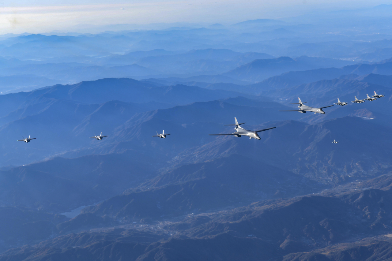 B-1B 폭격기가 F-16, F-35 전투기와 훈련중인 모습. [공군]