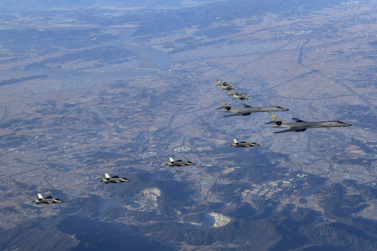 B-1B 폭격기가 F-16, F-35 전투기와 훈련중인 모습. [공군]