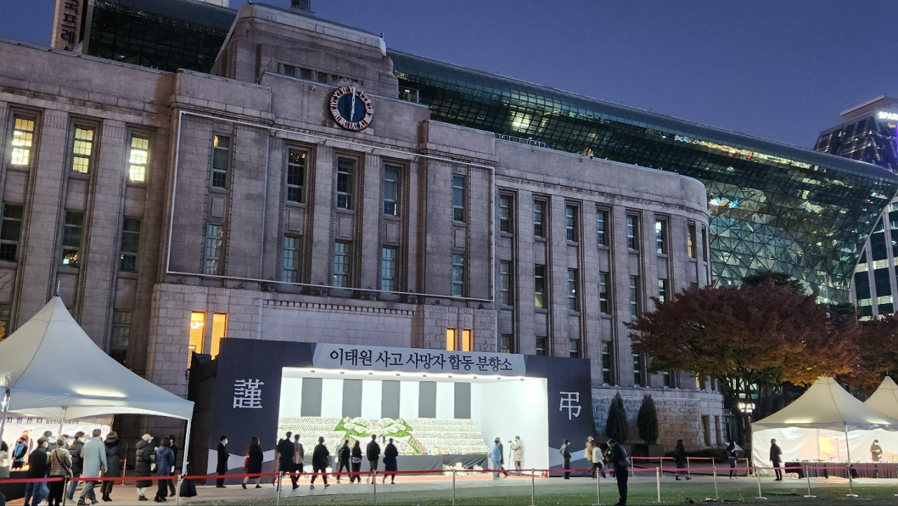 4일 퇴근시간 서울광장 ‘이태원 사고 사망자 합동분향소’ 전경. 이영기 기자.