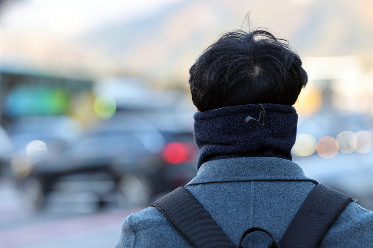 일요일인 6일 아침 8시 기준 기온은 4.1도로, 전날보다 소폭 올랐지만 평년기온을 밑돌고 있다. 기온이 큰 폭으로 떨어진 4일 두꺼운 복장의 시민이 서울 광화문 사거리를 지나고 있는 모습. [연합]