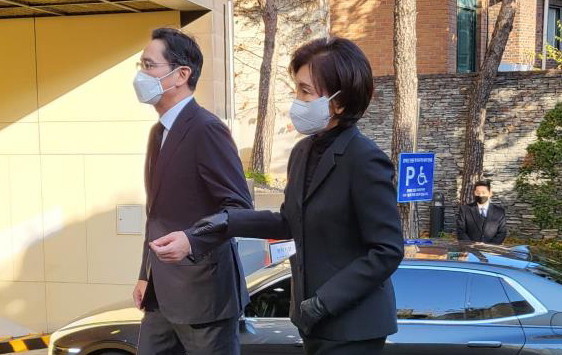 이재용 삼성전자 회장과 홍라희 전 리움미술관장이 6일 중구 필동 CJ인재원에 마련된 손복남 CJ그룹 고문의 빈소를 찾아 조문했다. [연합]