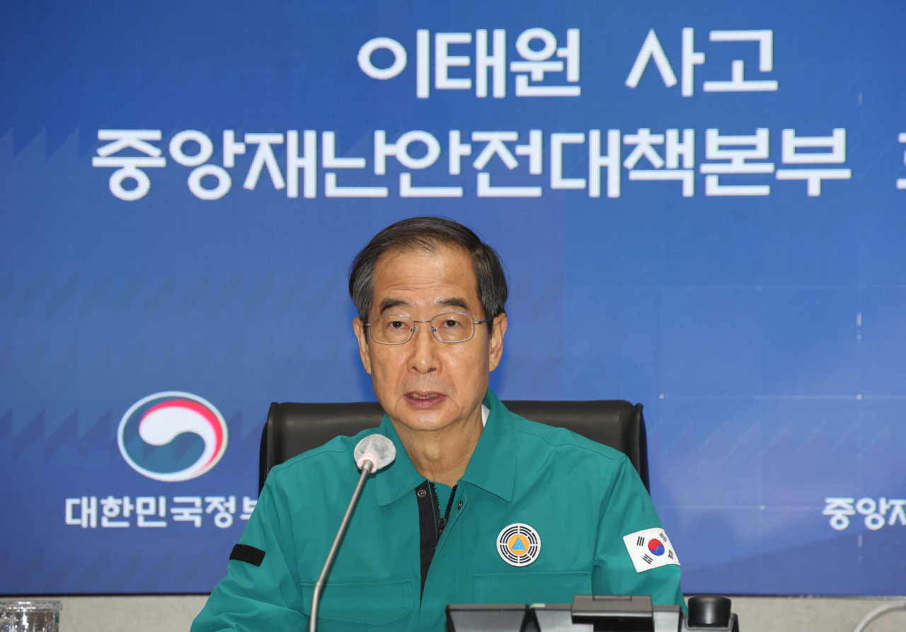 한덕수 국무총리가 6일 정부서울청사 중앙재난안전대책본부 상황실에서 이태원 사고 중대본 회의를 주재하며 발언하고 있다. [연합]