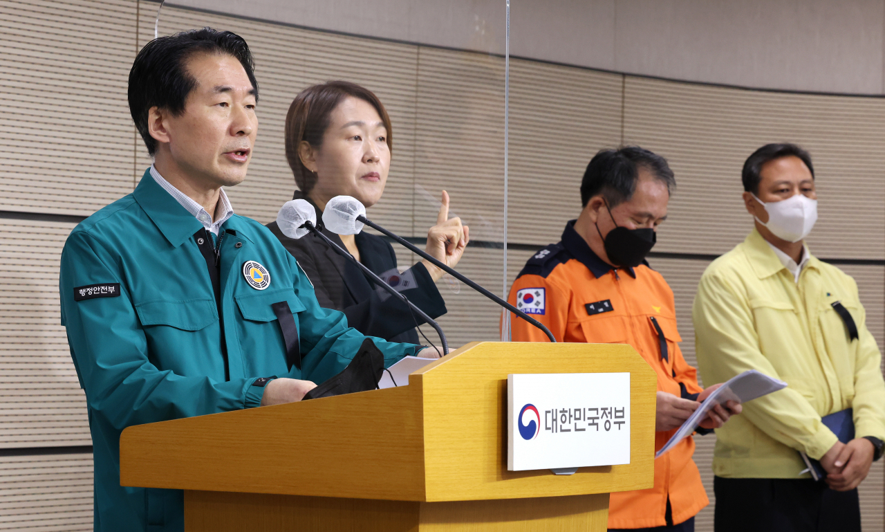 김성호(왼쪽) 행정안전부 재난안전관리본부장. [연합]