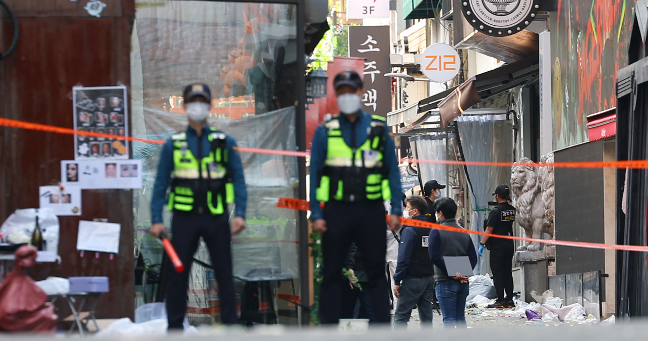 지난달 31일 오후 국과수 및 경찰 관계자 등이 서울 용산구 이태원 압사 사고 현장에서 합동 감식을 벌이고 있다. [연합]