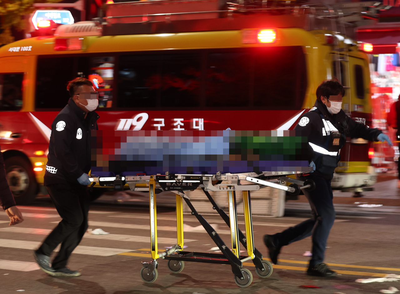지난 달 29일 오후 서울 용산구 이태원동 일대에 핼러윈을 맞아 인파가 몰려 대규모 인명사고가 발생, 부상자들이 이송되고 있다. [연합]
