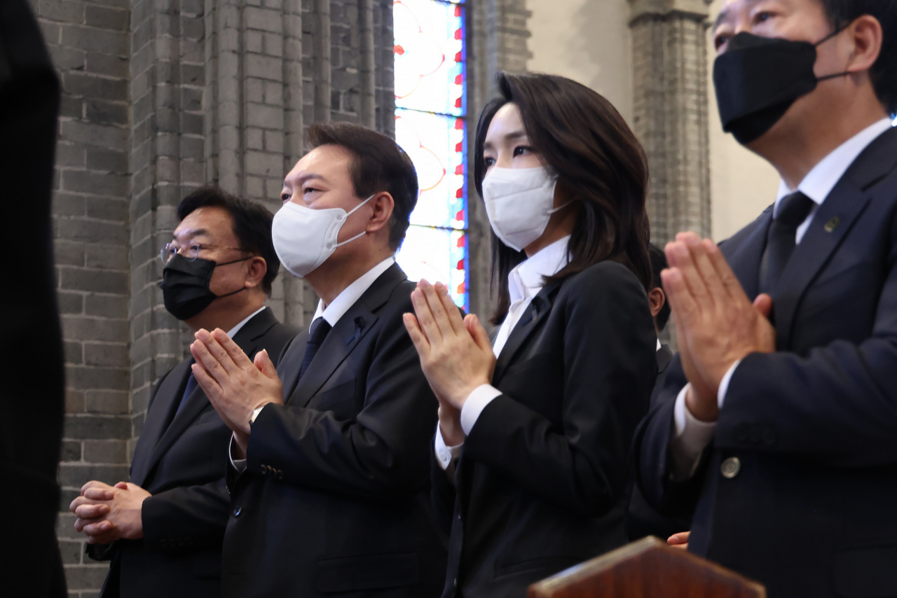 윤석열 대통령과 김건희 여사가 6일 서울 중구 명동성당에서 열린 이태원 참사 희생자 추모 미사에 참석하고 있다. [연합]