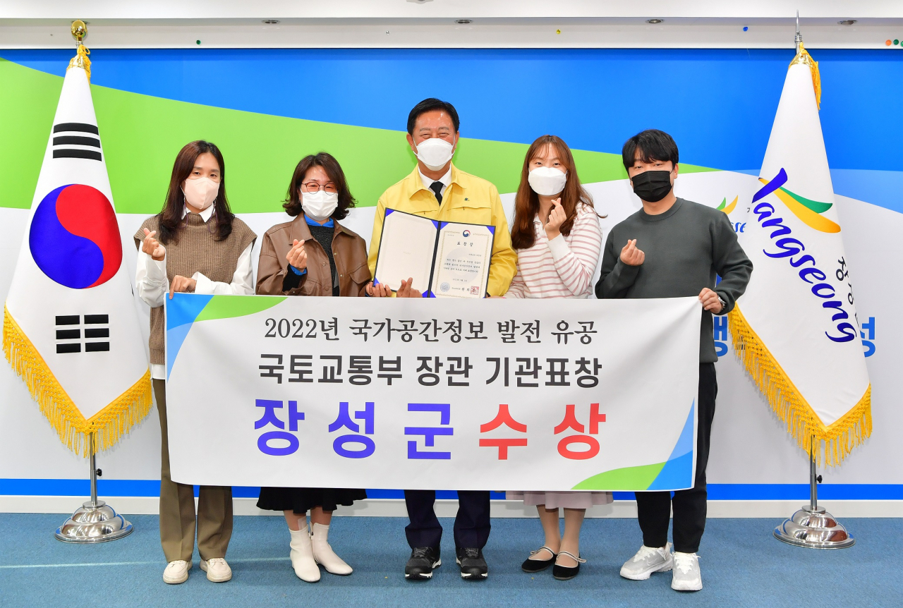 기관표창을 받고 있는 김한종군수(가운데)