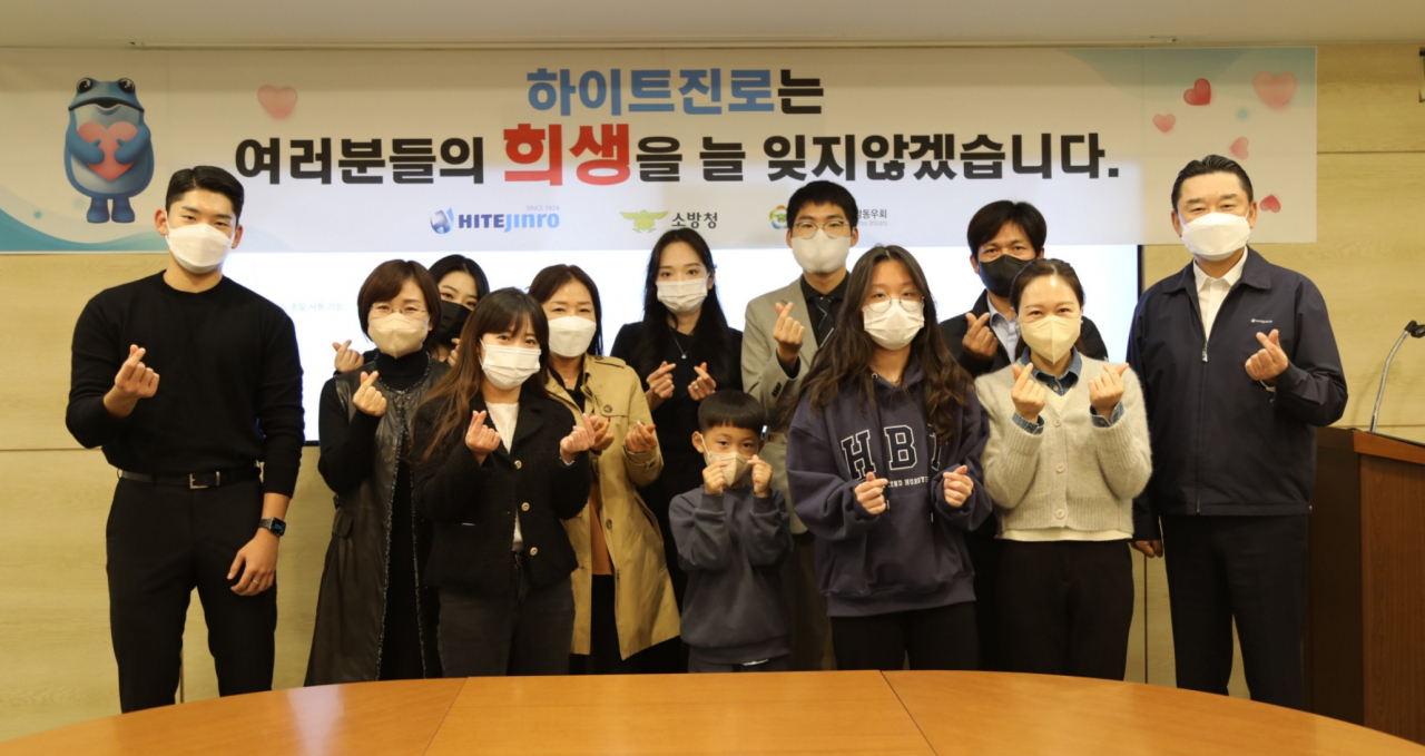 지난 3일 하이트진로 청담동 사옥에서 진행한 소방유가족 지원금 전달식에 하이트진로 김인규 대표(오른쪽 첫번째)와 소방공무원 유가족이 참석했다. [하이트진로 제공]