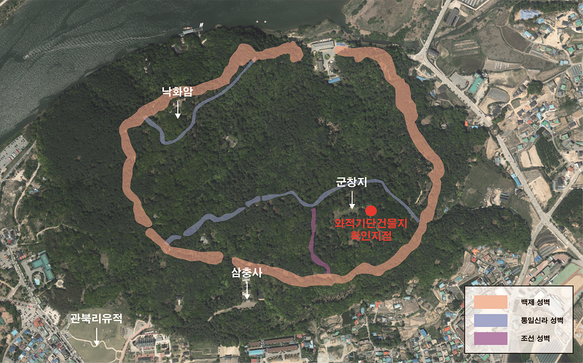 부소산성 발굴지 주변. 군창지 발대편 낙화암도 보인다. 삼청궁녀는 패망한 백제왕실을 폄훼하기 위해 조작하고 지어낸 얘기라는 고증들이 속속 나오고 있다.