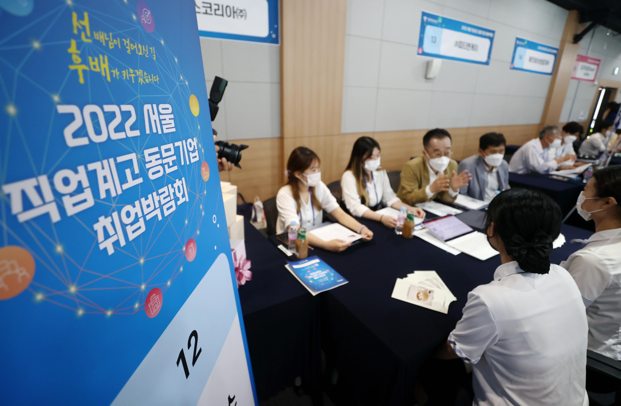 대학 등 고등교육 진학률이 70%를 넘어서며 취업과 결혼, 출산율도 함께 늦어지는 등 다양한 분야에서 문제점을 야기하고 있다. 사진은 서울 동대문구 콘텐츠인재캠퍼스에서 열린 2022 서울 직업계고 동문기업 취업박람회를 찾은 특성화고 학생들이 면접을 보고 있다. [연합]