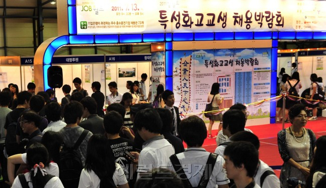 2017년 50.0%이던 고졸 취업률이 2022년에는 27.1%까지 낮아졌다. 사진은 특성화고 학생을 대상으로 한 채용박람회 모습. [헤럴드경제DB]