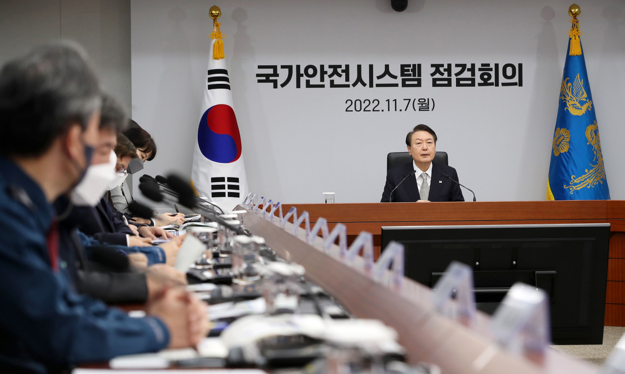 윤석열 대통령이 7일 오전 서울 용산 대통령실 청사에서 재난안전관리체계 점검 및 제도 개선책 논의를 위해 열린 국가안전시스템점검회의에서 발언하고 있다. [연합]