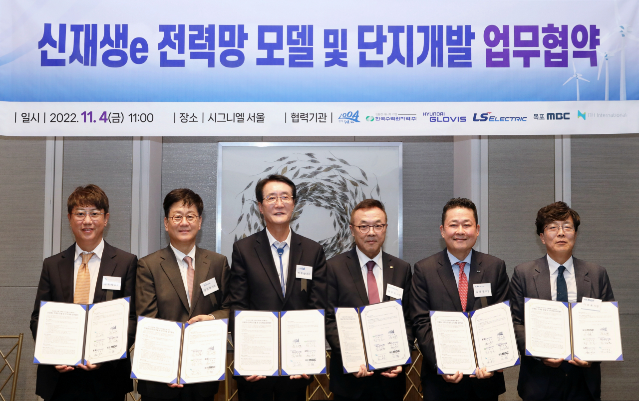 현대글로비스는 지난 4일 서울 잠실 시그니엘 서울에서 한국수력원자력, 신안군청, LS일렉트릭 등과 신재생에너지 복합단지 구축을 위한 업무협약(MOU)을 체결했다. 김호석(왼쪽부터) NH인터내셔널 대표, 김정훈 현대글로비스 사장, 박우량 신안군수, 황주호 한국수력원자력 사장, 김종우 LS일렉트릭 사장, 이순용 목포MBC 사장이 협약 서명 후 기념촬영을 하고 있는 모습