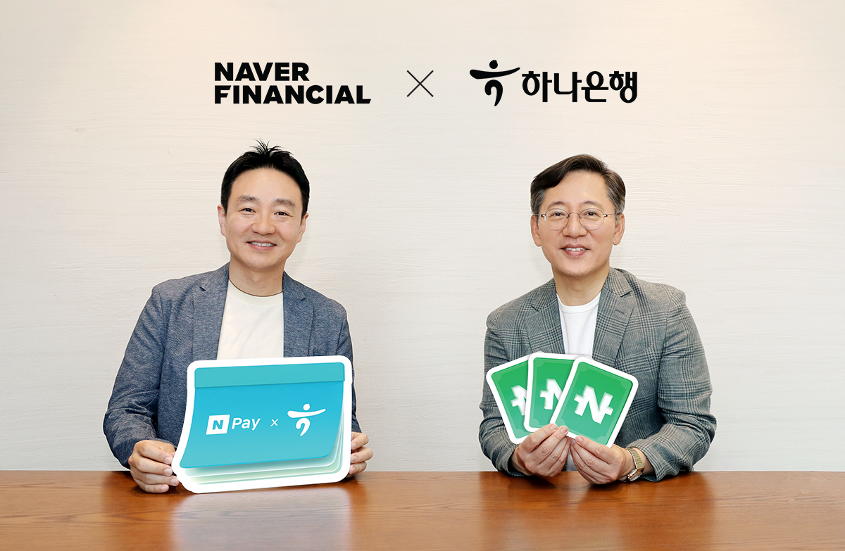 '네이버페이 머니 하나 통장' 출시를 기념해 박성호 하나은행장(사진 오른쪽)과 박상진 네이버파이낸셜 대표이사(사진 왼쪽)가 기념촬영을 하고 있다.