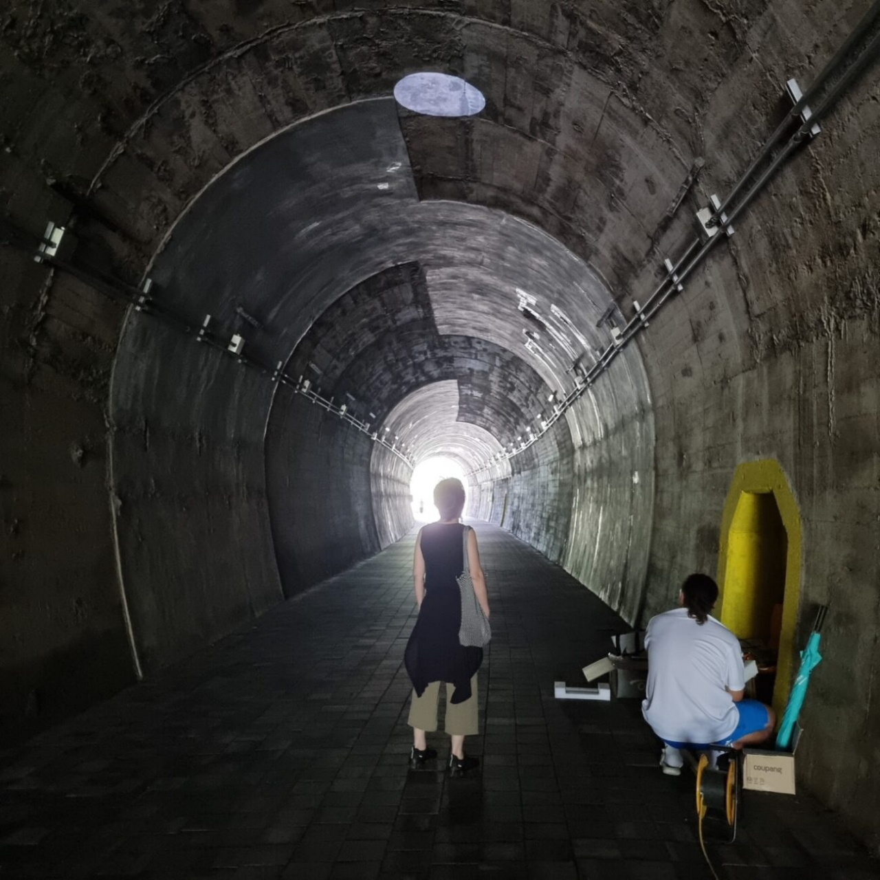일제시대 지어진 노암터널이 산책로가 되기까지 근 100년의 시간이 걸렸다. 홍승혜 작가는 100미터 남짓한 터널에서 시간의 흔적을 찾는다. 서치라이트, 2022, 작품 테스트 중인 모습 [사진=파마리서치문화재단]