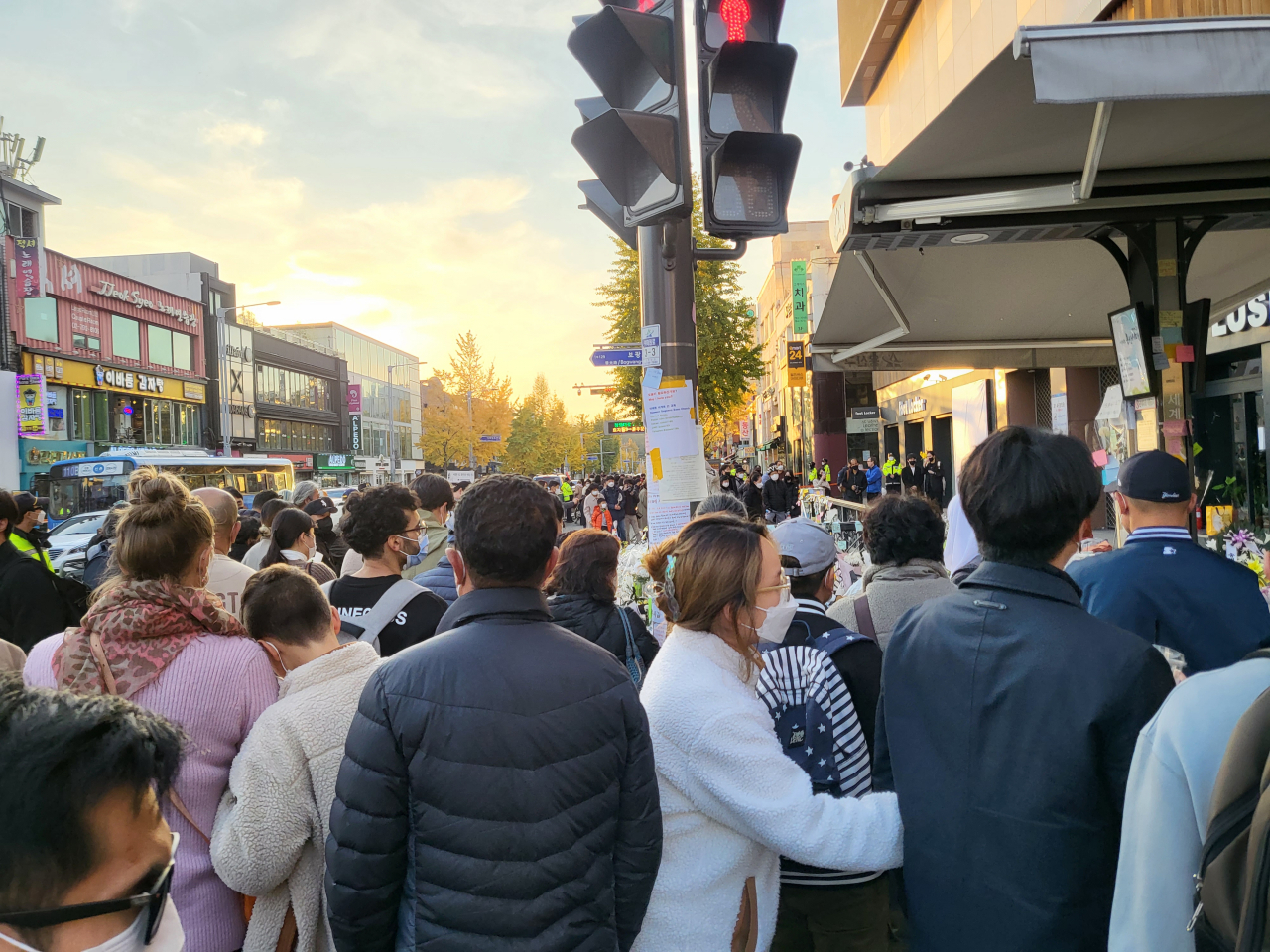 지난 6일 오후 5시께 서울 용산구 이태원역 일대에는 추모객들의 발길이 끊이지 않았다. 박혜원 기자