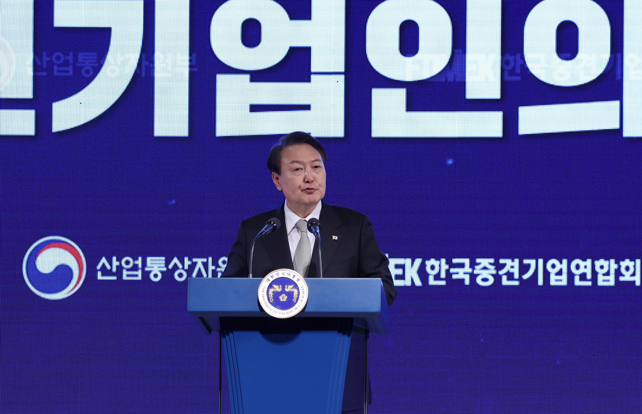 윤석열 대통령이 7일 오전 서울 중구 더플라자호텔에서 열린 제8회 중견기업인의 날 기념식에서 격려사를 하고 있다. [연합]