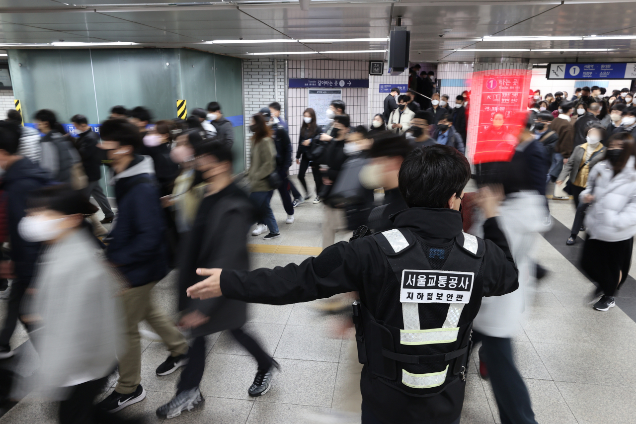 7일 오전 서울 지하철 경의중앙선 서울역이 출근하는 시민들로 붐비고 있다. [연합]
